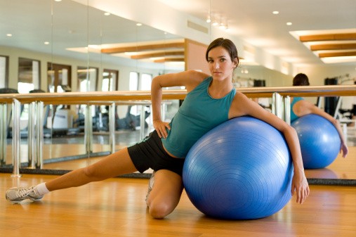 фитнес топка, спорт, упражнения, стягане на мускулите