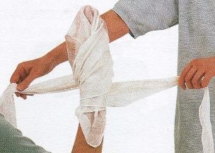 Превръзка с кърпа за ръката стъпка 3