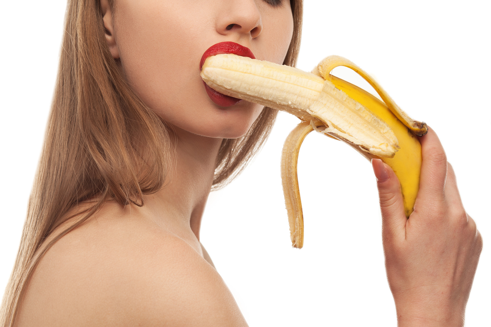Идеал женственности и красоты трахает бананом пизду