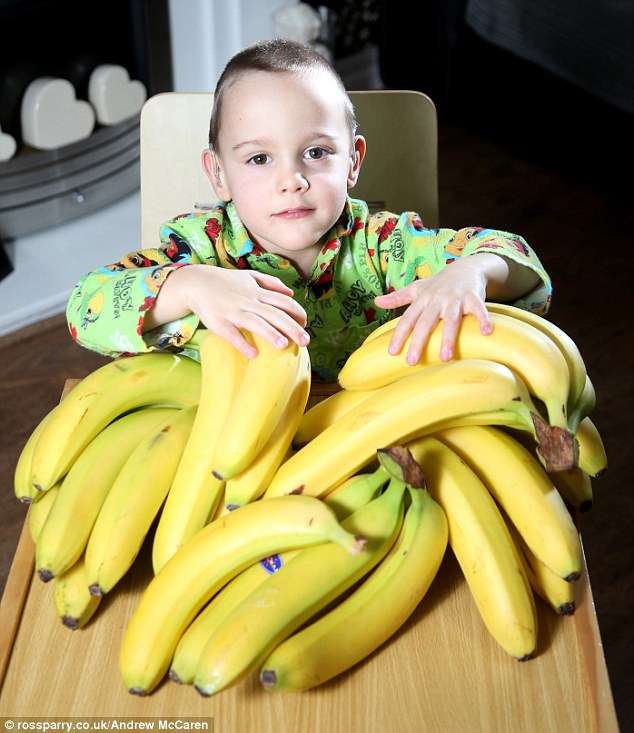 They like bananas. Банан для детей. Мальчик банана. Банановый мальчик. Фотосессия с бананами ребенок.