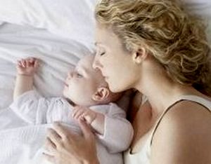 Как да спят майката и бебето?
