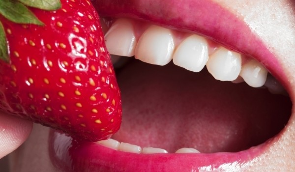 beli zubi, бели зъби, избелване на зъбите, природни средства, соба бикарбонат, ягоди