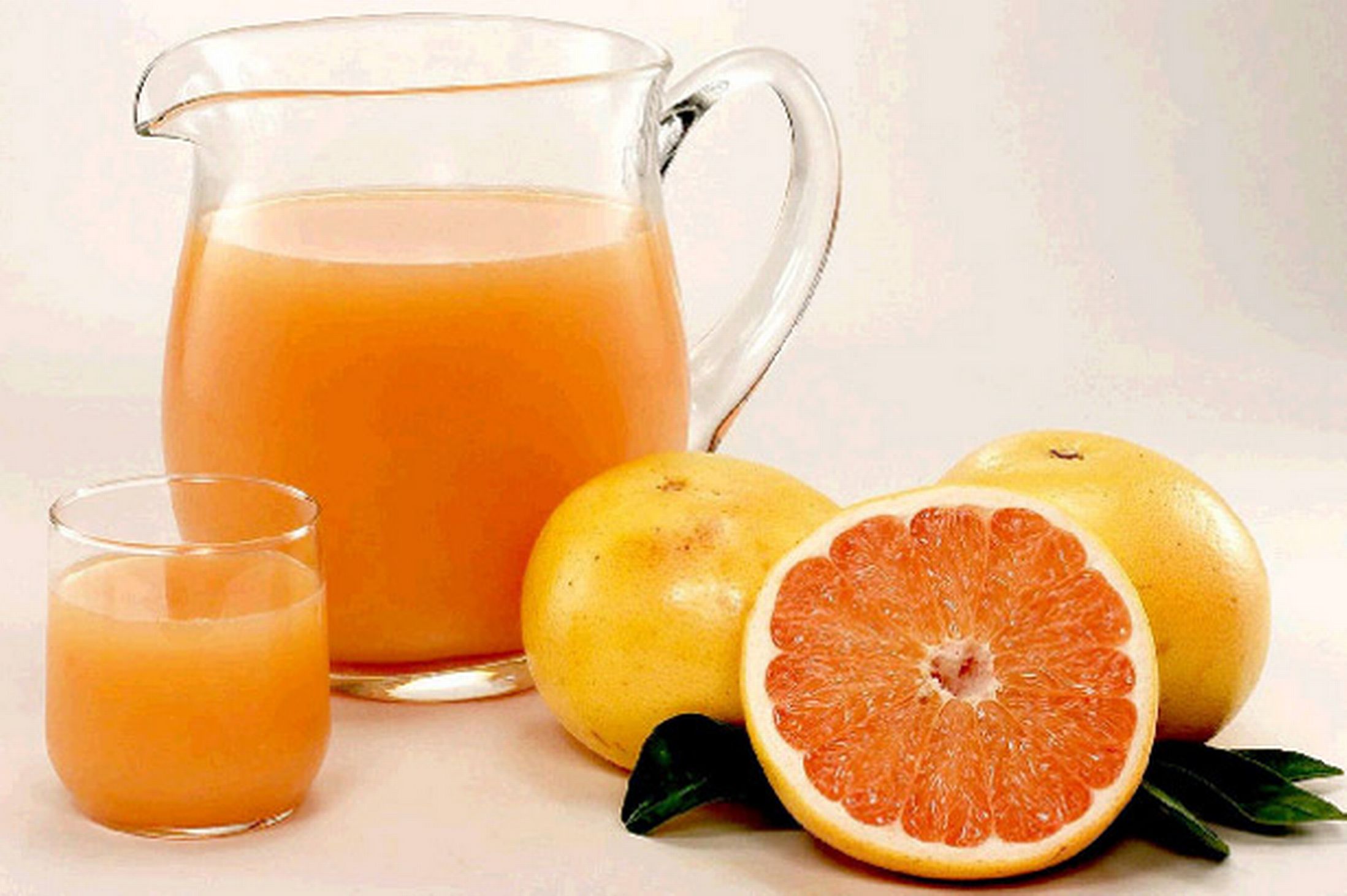 Грейпфрутовый сок можно. Грейпфрутовый Фреш. Свежевыжатый апельсиновый сок. Грейпфрутовый сок. Грейпфруты для сока.