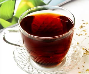 Хората, които пият около три чаши черен чай, намаляват с 50 % риска от появата на ранни признаци на деменция