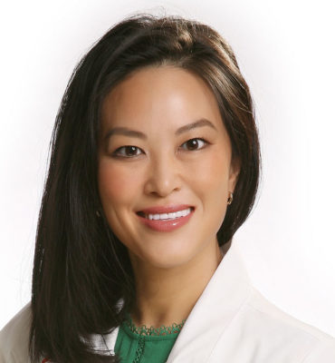 Д-р Айви Лий, сертифициран дерматилог, практикуващ в Южна Калифорния