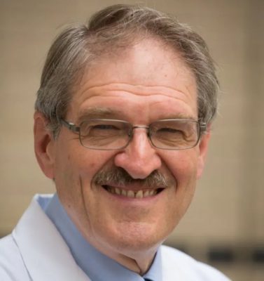 д-р Меир Крайгер сертифициран пулмолог и специалист по медицина на съня в Yale Medicine