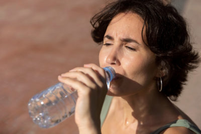 Пиенето на много вода е изключително важно в летните жеги, които водят до сърдечен удар