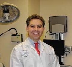 Джошуа Зийхнер, дерматолог и директор на козметичните и клинични изследвания в болницата Mount Sinai.