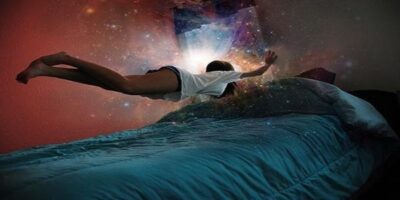 осъзнато сънуване жена левитира над леглото