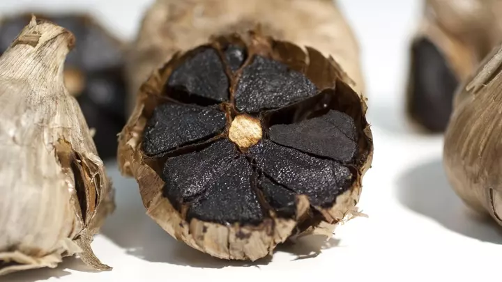 чесън черен